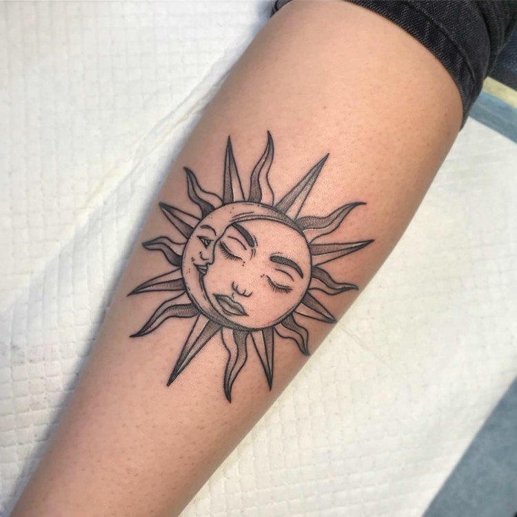 Crescent Sun Tattoo Betydelse Överarmstatuering Design Liten