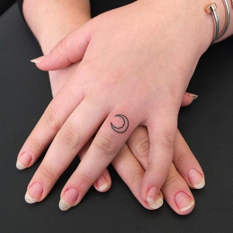 Crescent moon tattoo finger små tatueringar för kvinnor