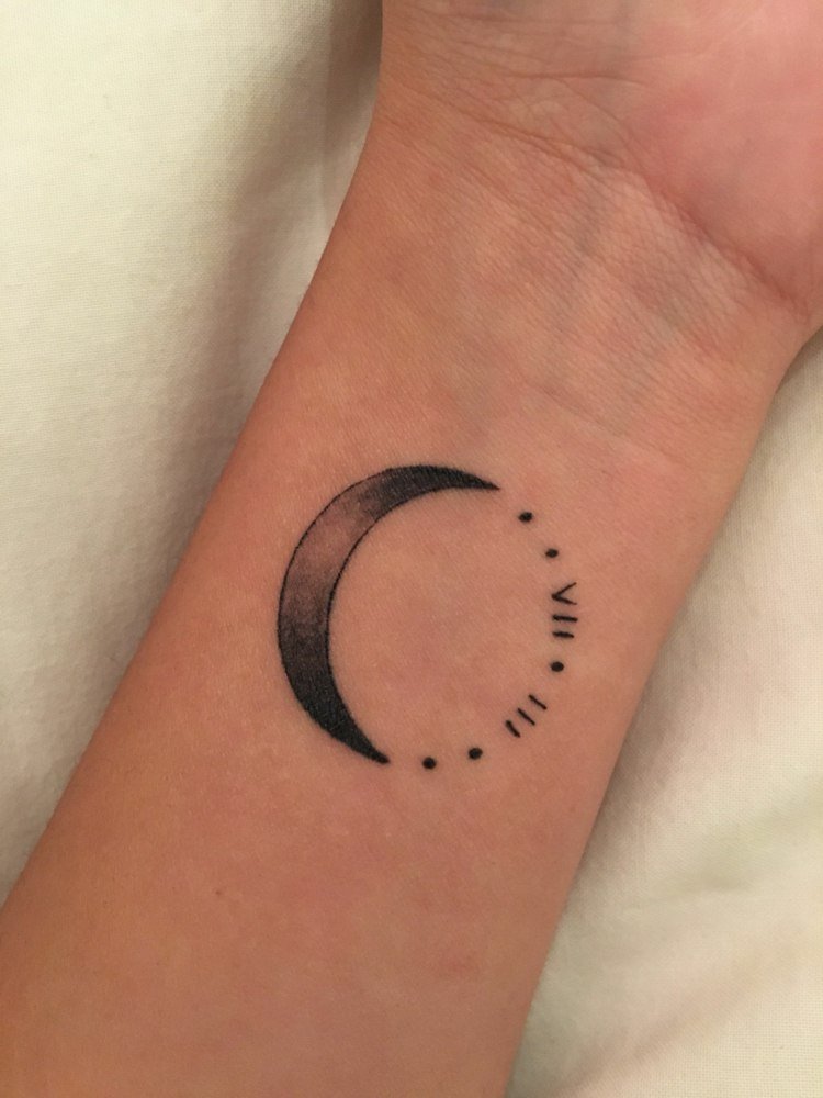 Crescent moon tattoo handleder små tatueringar för kvinnor