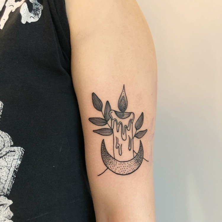 Ljus tatuering Betydande överarm tatuering motiv för kvinnor liten