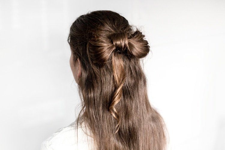 Hårbåge som gör din egen frisyr Instruktioner för styling av medellångt hår är enkelt