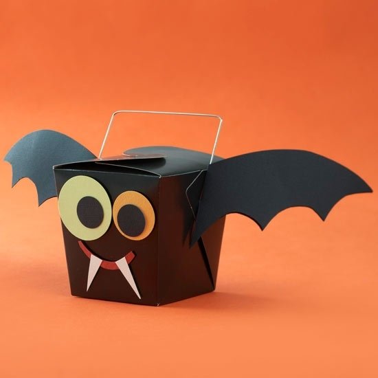 Svart kartongfladdermus-korg-att fylla-med godis-hantverk Halloween