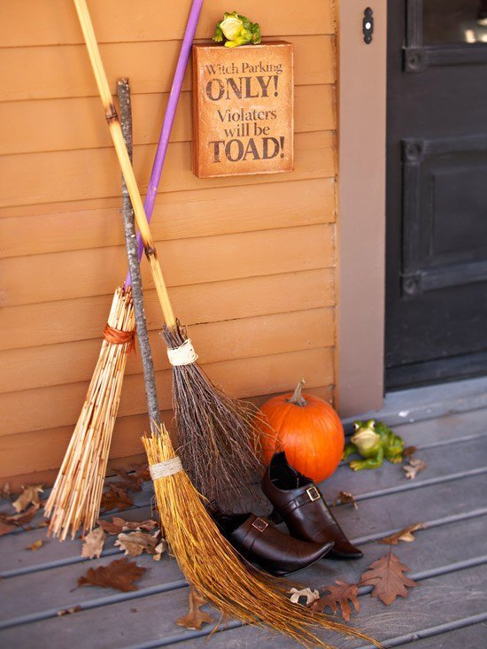 Fågelskrämmiga pysselhäxa på kvast trädgård dekoration idéer Halloween