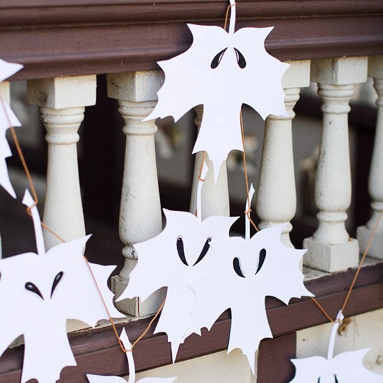 Vitfärgade spökfärgidéer-Halloweenfest Trädgårdsdekoration