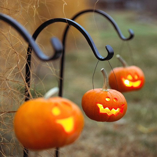 Hål ut pumpor-lykta för Halloween-idéer-trädgårdsdekoration