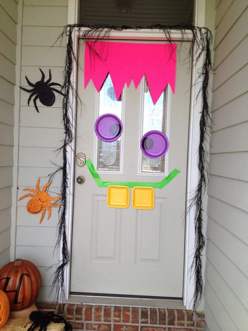 halloween-dekoration-hus-monster-lila-papper-tallrik-ögon-tänder-svart-hår