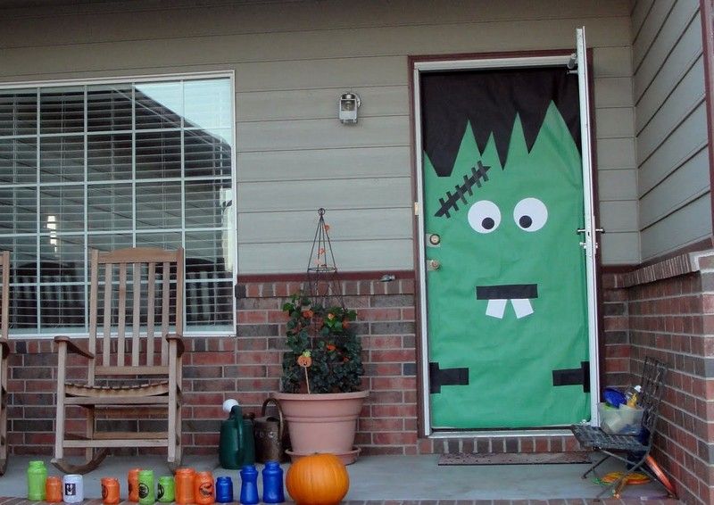 halloween-dekoration-hus-grönt-papper-monster-ansikte