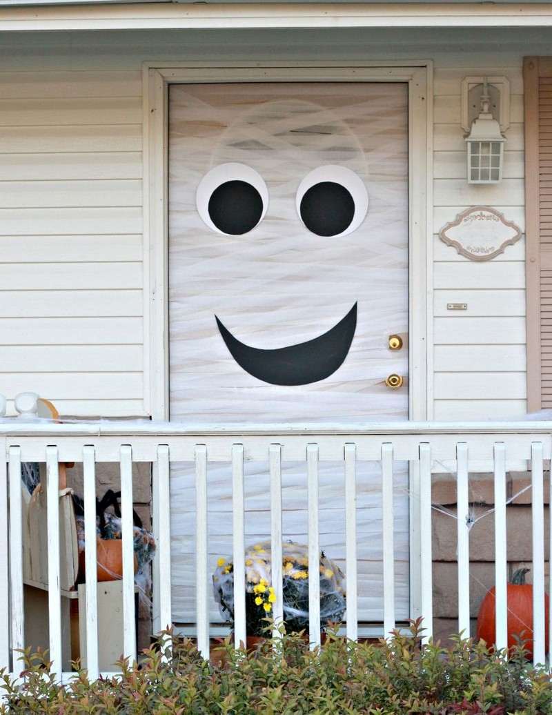 Halloween-dekoration-hus-mamma-skräp-papper-ögon-mun