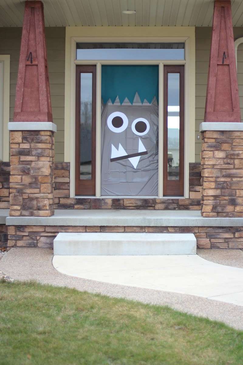 halloween-dekoration-hus-papper-tänder-ögon-hår-monster