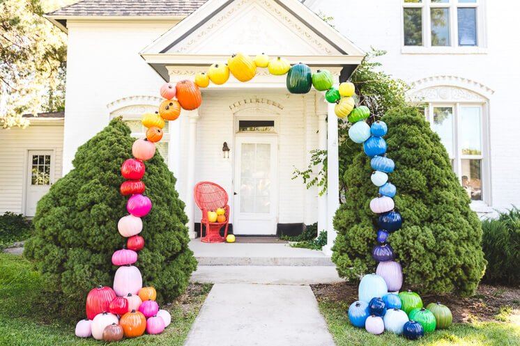 Gör din egen Halloween -dekoration utomhus i regnbågsfärger