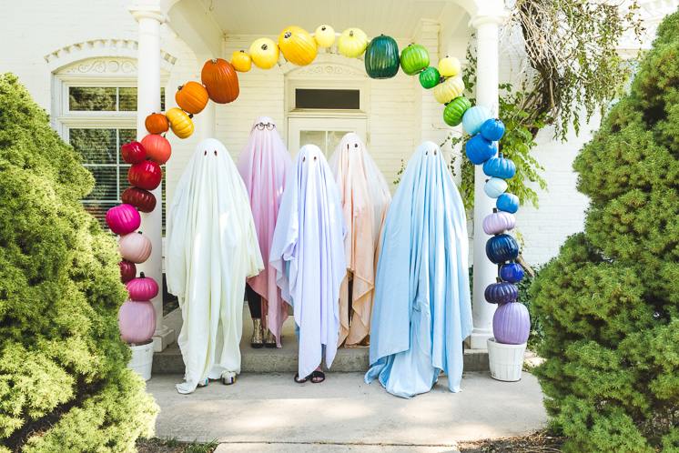 Gör din egen Halloween -dekoration utomhus av färgglada pumpor