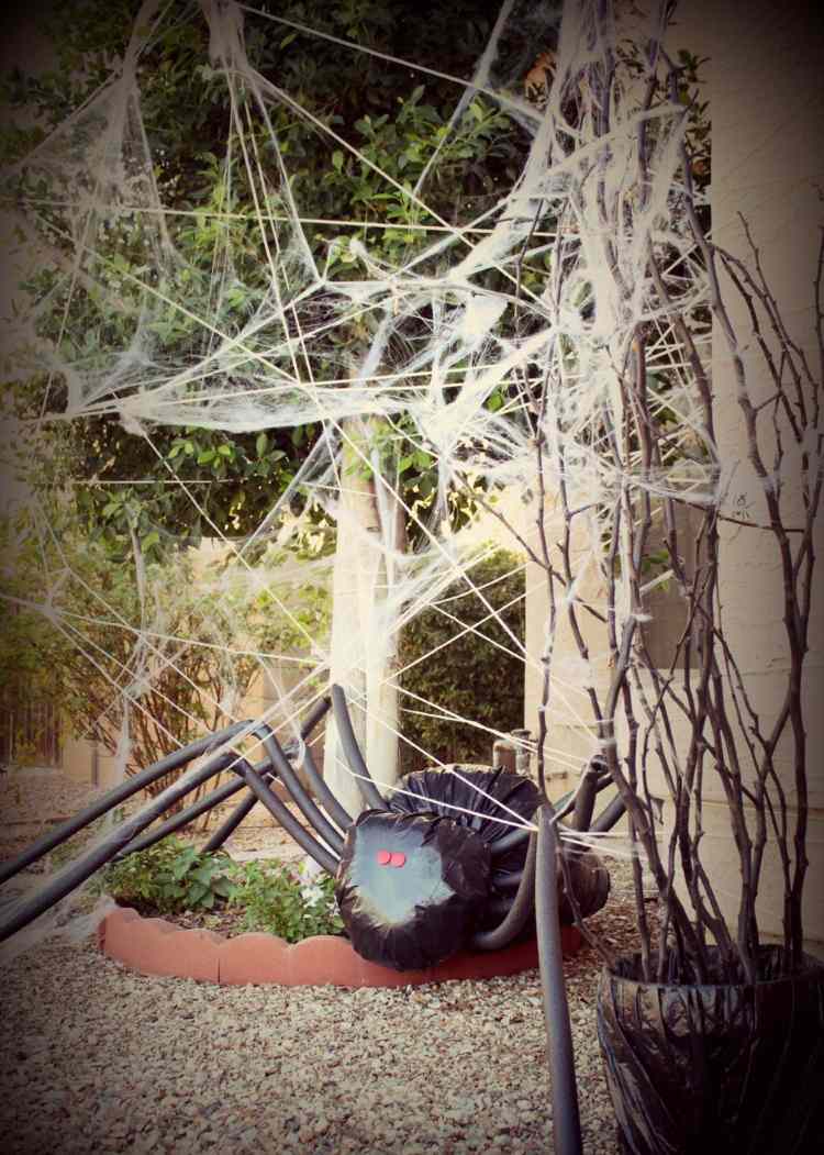 halloween dekoration framgård idé spindel enorm spindelsten