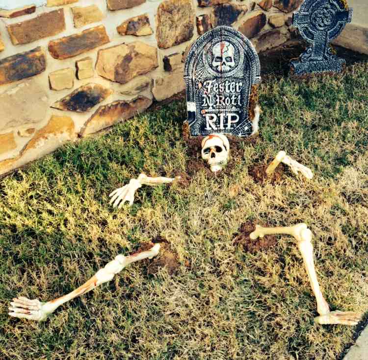 halloween dekoration med skelett grav gravsten idé gräsmatta jordben