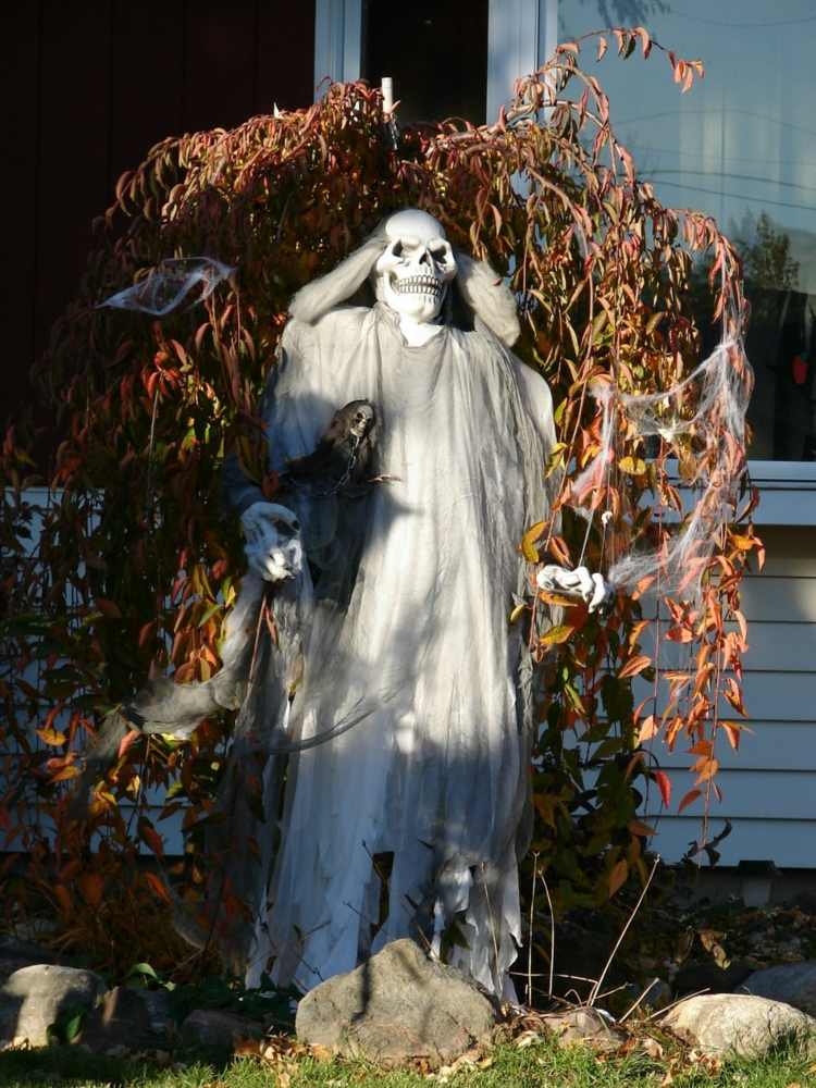 halloween dekoration med skelett stenar grenar idé läskiga