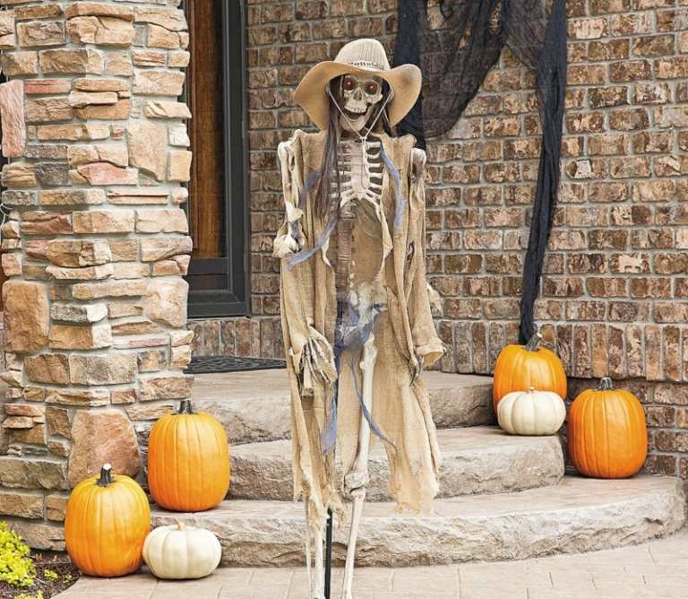 halloween dekoration med skelett trädgård cowboy pumpor trappor