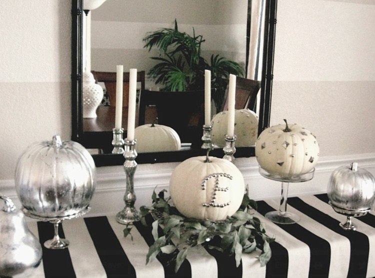 idéer halloween dekoration sidobord skänk ränder bordsduk spegel pumpa silver