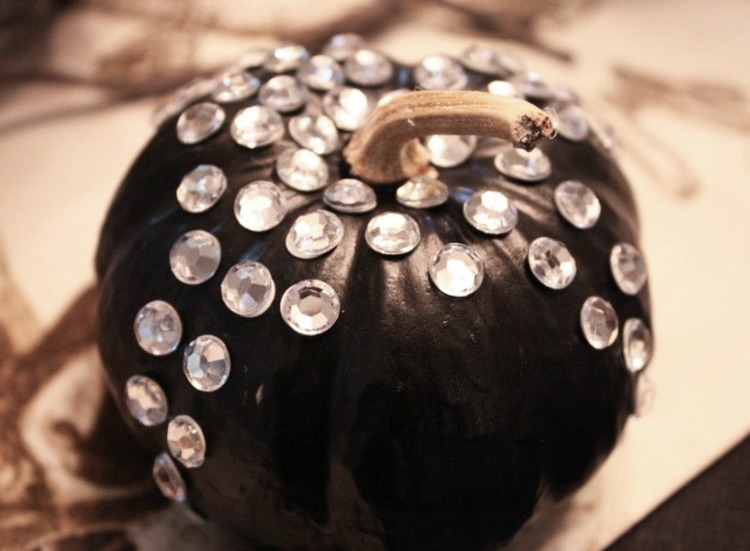 idéer halloween dekoration svart pumpa till strass