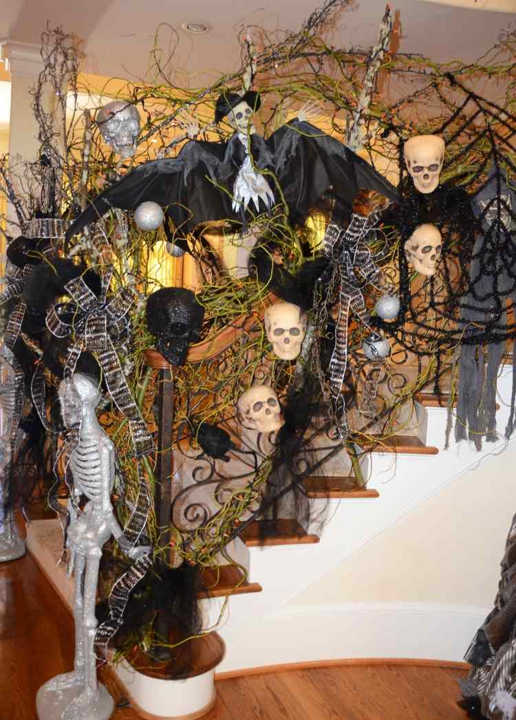 halloween dekorationer trappor skalle spindelnät skelett