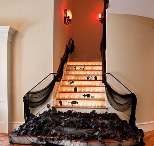 halloween dekoration inuti trappor svarta blad möss