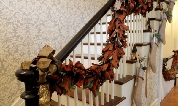halloween dekorationer trappor bruna blad krans
