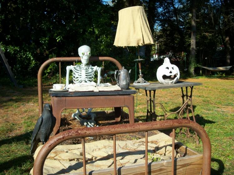 halloween trädgård dekor idéer skelett säng rost skrivbord pumpa
