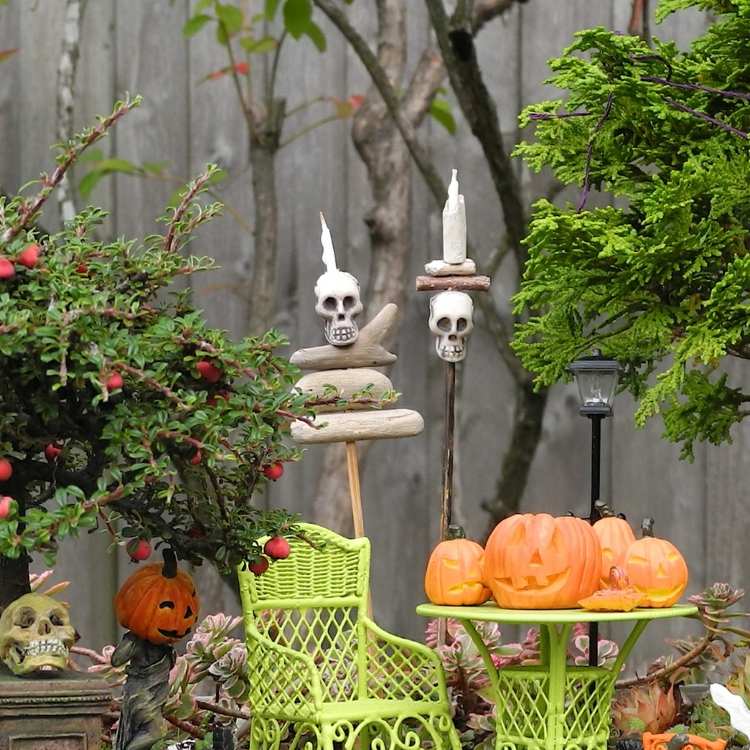 halloween trädgård dekoration idéer skalle ljusstake pumpa stol grön