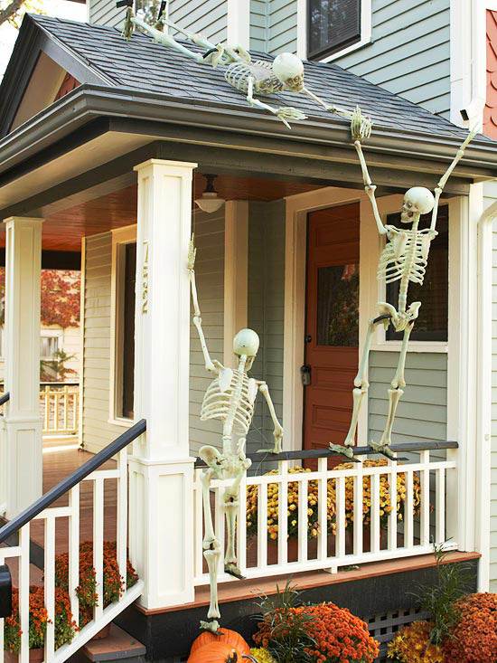 halloween utomhus dekor idéer skelett klättra veranda