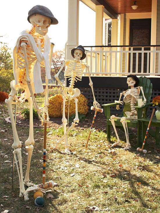 halloween trädgårdsdekor idéer skelett som spelar krocket