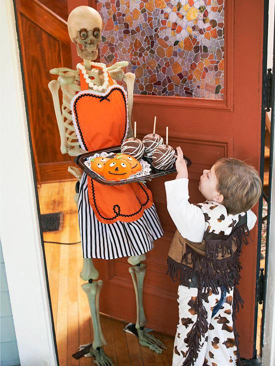 halloween idéer fest skelett hemmafru godis barn