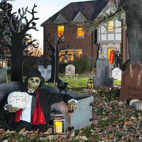 halloween trädgård dekoration idéer skelett gravstenar lyktor träd