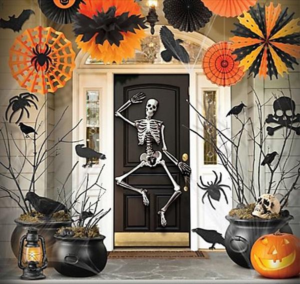 halloween dekoration utanför skelett ytterdörr kråker gryta papper lyktor