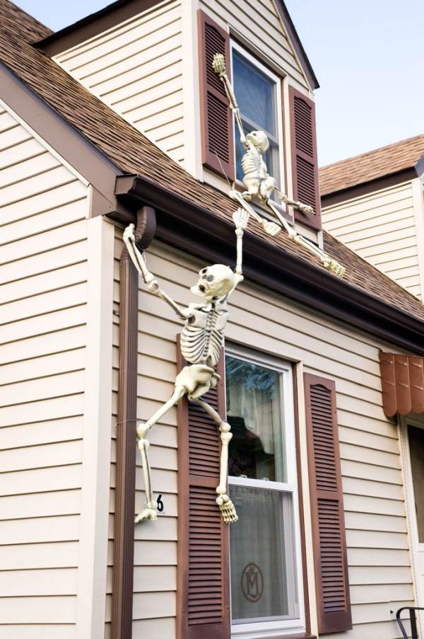 halloween utomhus dekor idéer skelett klätterhus