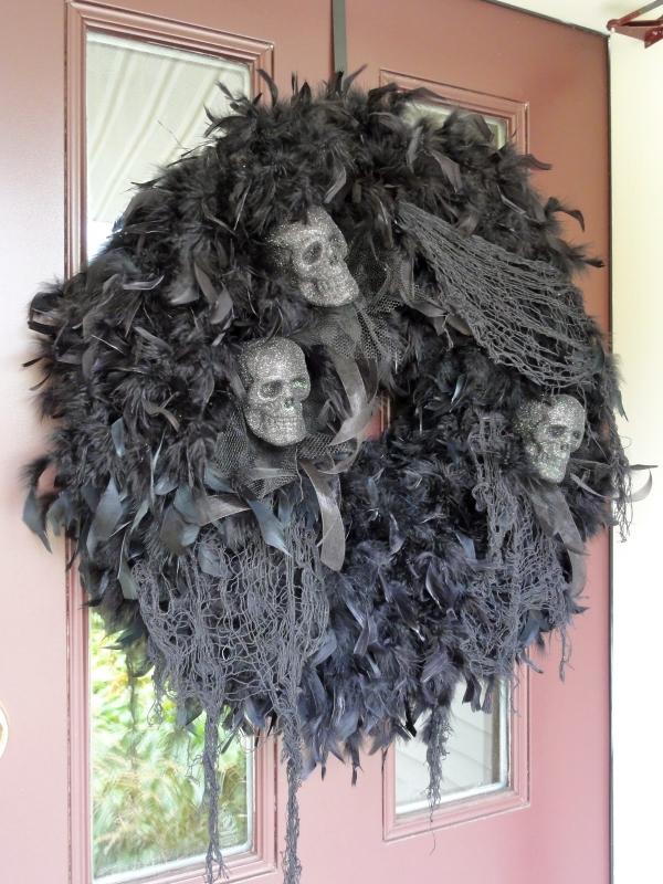 halloween ytterdörr dekoration idéer skalle fjäder boa svart krans