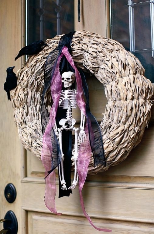 dörrkrans halm skelett kråkor slinga halloween dekoration utanför