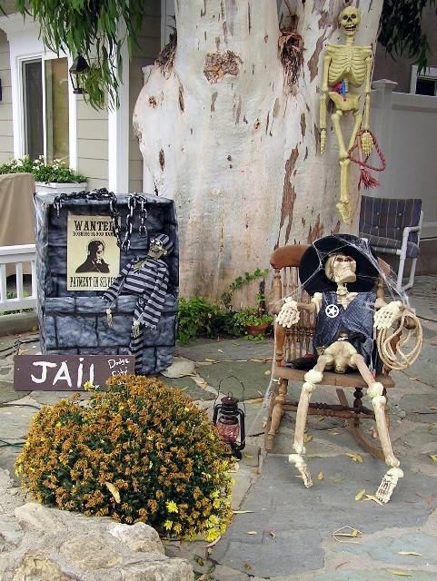 halloween trädgårdsinredning idéer sheriff skelett fängelse