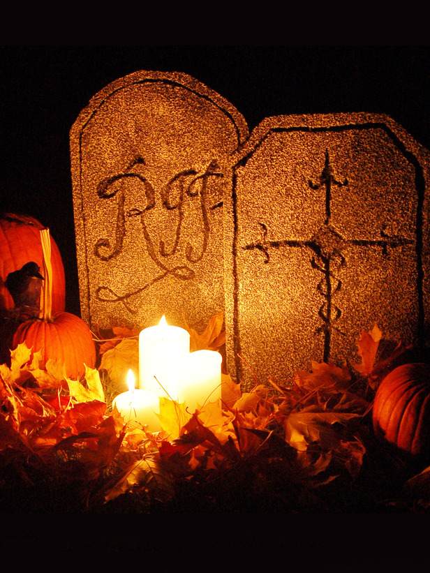 Halloween-trädgård-dekoration-gör-det-själv-frigolit-gravstenar-tinker