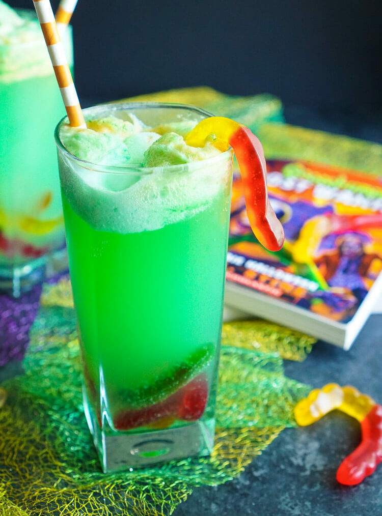 halloween-drycker-barn-grön-mat-färg-limonad-gummi-maskar-dekoration