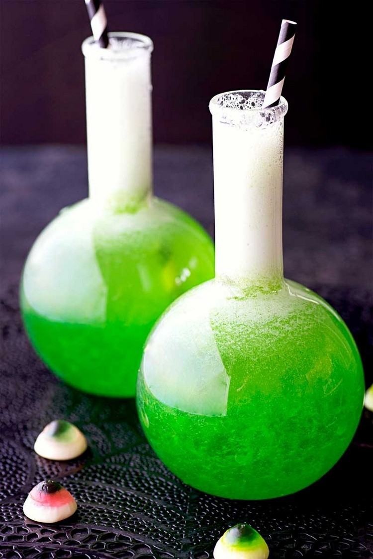 halloween-drycker-roliga-drinkar-kolv-grön-drink-frukt-tuggummi-ögon