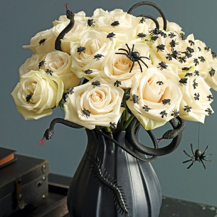 bröllop halloween vita rosor ormar spindlar inspiration bukett