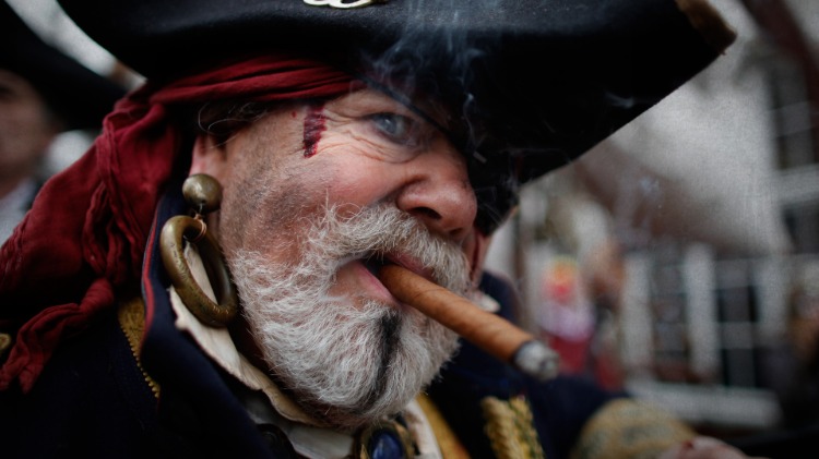 skäggig pirat med en brinnande cigarr i munnen som en halloweenkostym för skäggiga människor