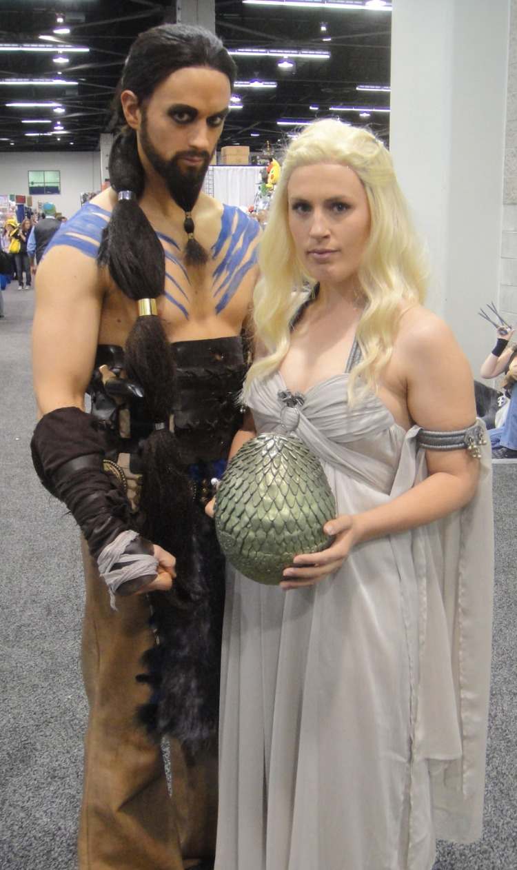 ett par utklädda till khal drogo och daenerys targaryen khaleesi från kultserien