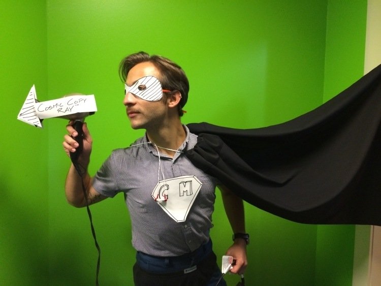 halloween-förklädnad-män-gör-själv-superhjälte-cape-svart-mask-kartong-diy