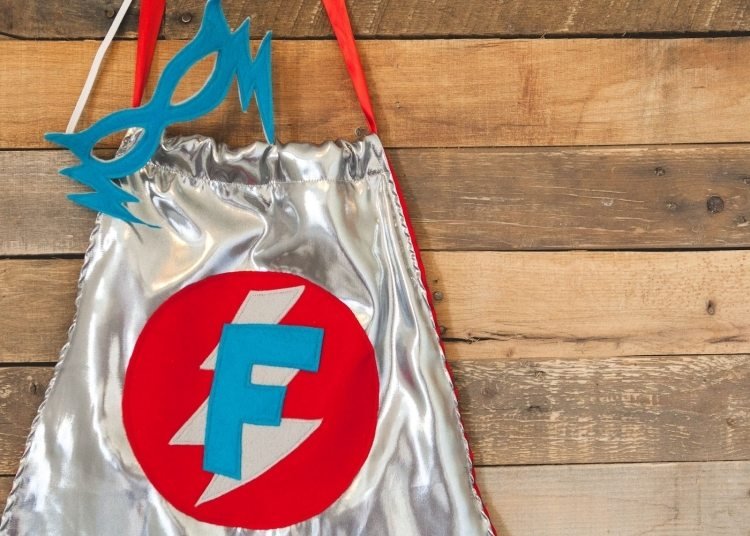 halloween-förklädnad-män-gör-själv-superhjälte-cape-monogram-mask