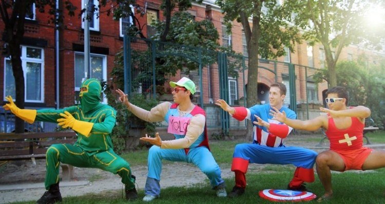 halloween-förklädnad-män-gör-själv-superhjälte-kostymer-roliga-kreativa-senaste-månaderna