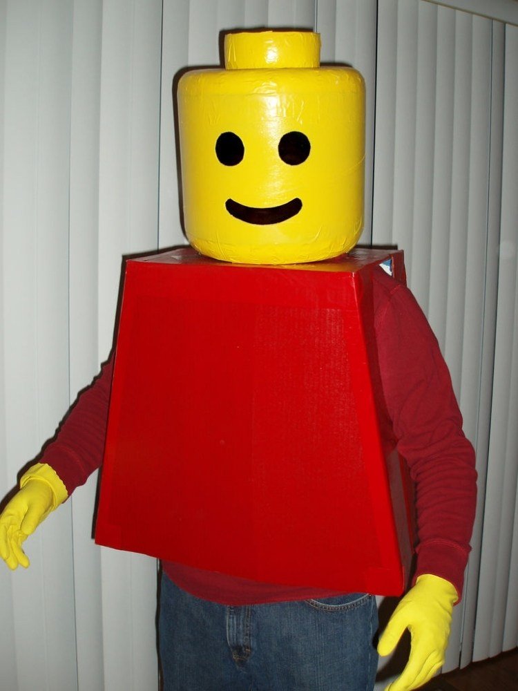 halloween-förklädnad-män-gör-det-själv-lego-maennchen-kartong-kartong-röd-gul