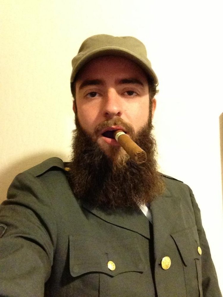 halloween-förklädnad-män-gör-det-själv-pantomime-artist-svart-vit-uniform-grön-skägg-fidel-castro.jpg