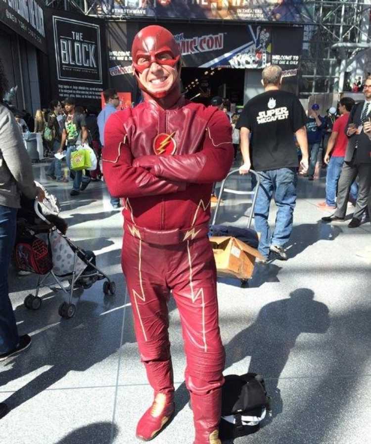halloween-förklädnad-män-gör-själv-superhjälte-röda-kostymer-flash-byxor-mask-street