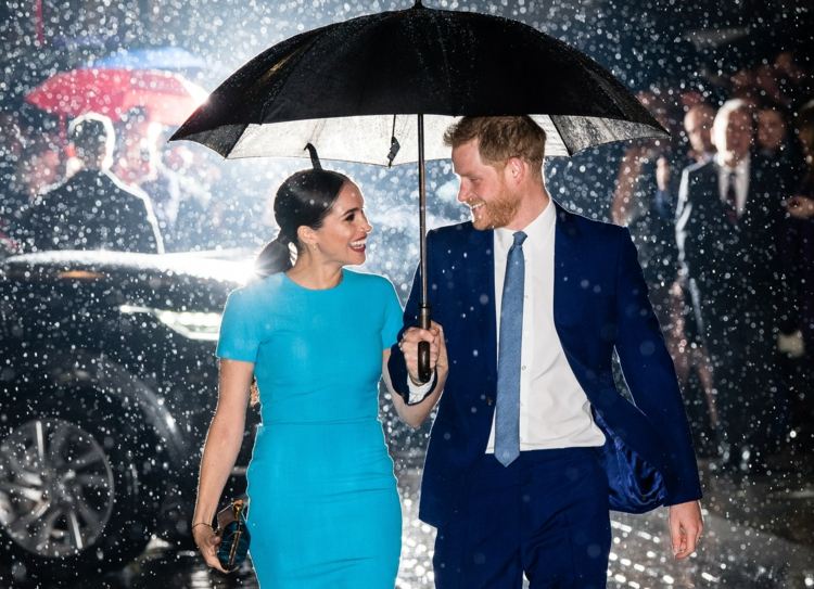 Meghan och Harry med ett paraply i regnet - idé till en partnerdräkt med en touch av romantik