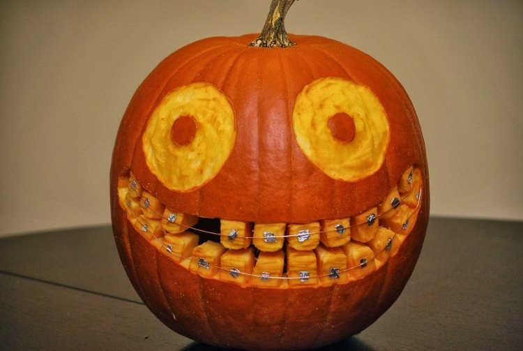 halloween-kantsten-carving-mallar-roligt-ansikte-leende-tänder-hängslen