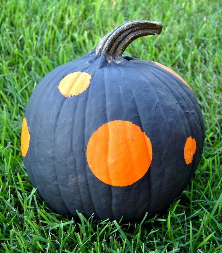 Halloween-pumpa-färg-svart-färg-orange-prickar